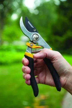 Yardworks® Bypass Pruner -Yardworks Sales Shop 2650118 scene3