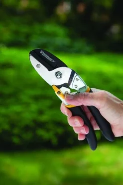Yardworks® 5/8" Anvil Pruner -Yardworks Sales Shop 2650124 scene3