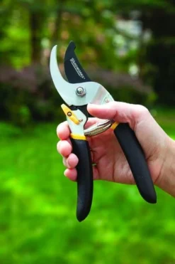 Yardworks® 5/8" Bypass Pruner -Yardworks Sales Shop 2650130 scene2
