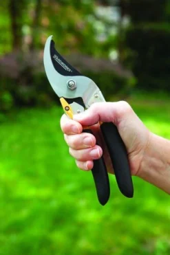 Yardworks® 5/8" Bypass Pruner -Yardworks Sales Shop 2650130 scene4